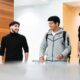 Étudiants dans le corridor