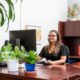 Employé du CEM à son bureau