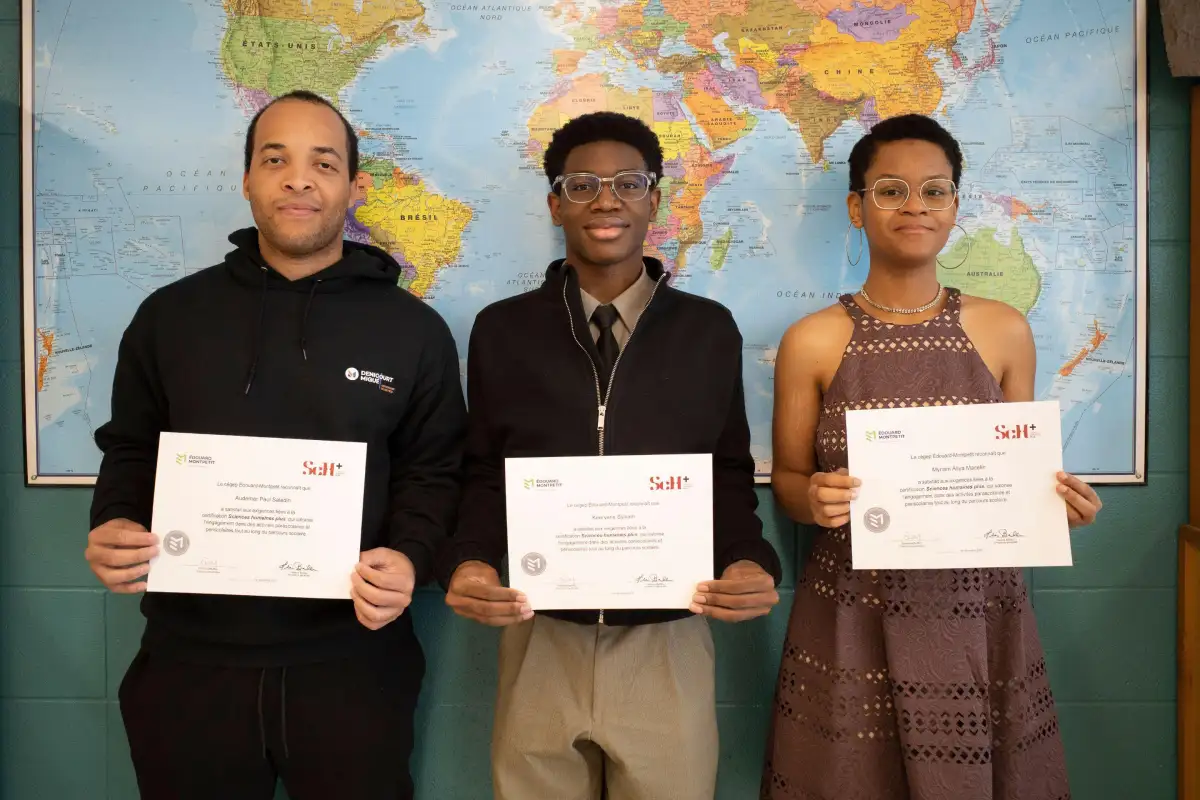 Trois étudiants avec un certificat